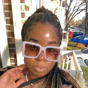 Meet your Posher, Nia